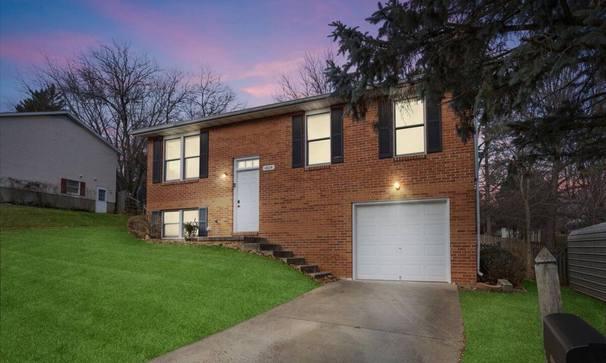 Frederick House | Spacious 4BR Home Free Parking W/D Work Desk 5 Mins to Downtown