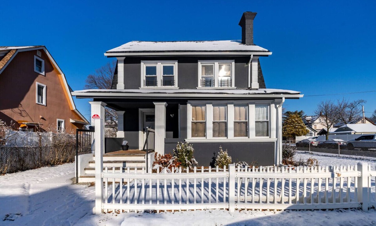 Hempstead House | Spacious 5BR Home Near NYC & JFK | Sleeps 12 | W/D