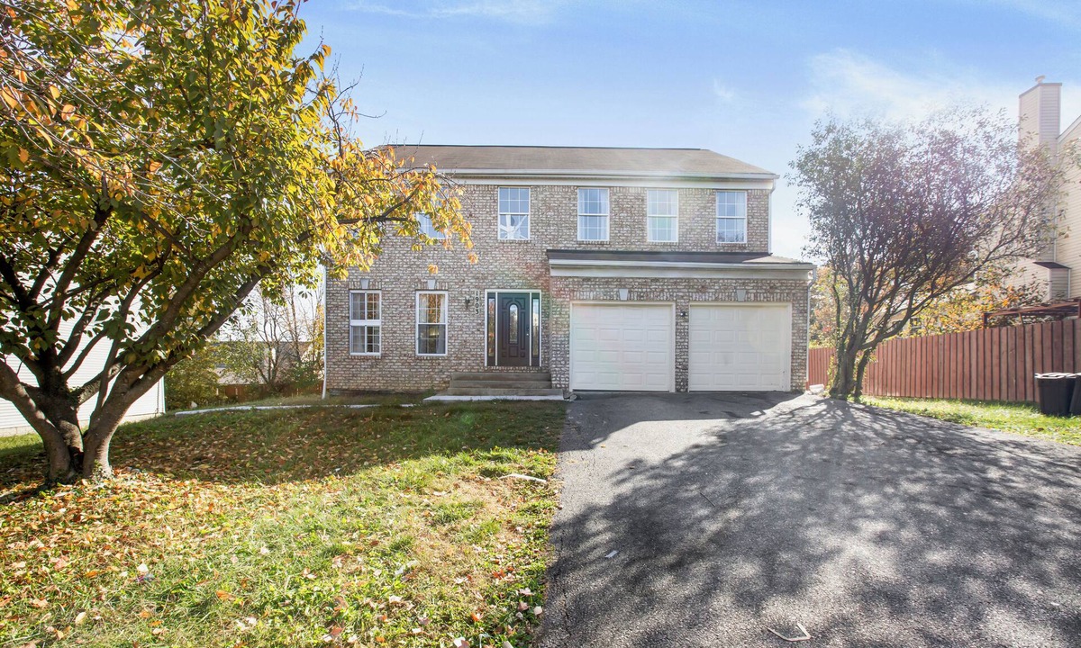 Adelphi House | Spacious 6-bedroom house with WiFi, AC, and Streaming Services in Silver Spring