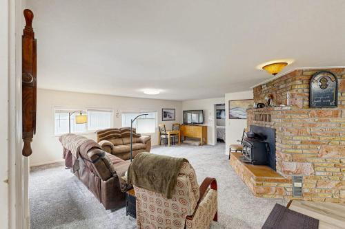 Winchester Bay House | Spacious & comfortable home close to the Habor Sand Dunes beaches & parks