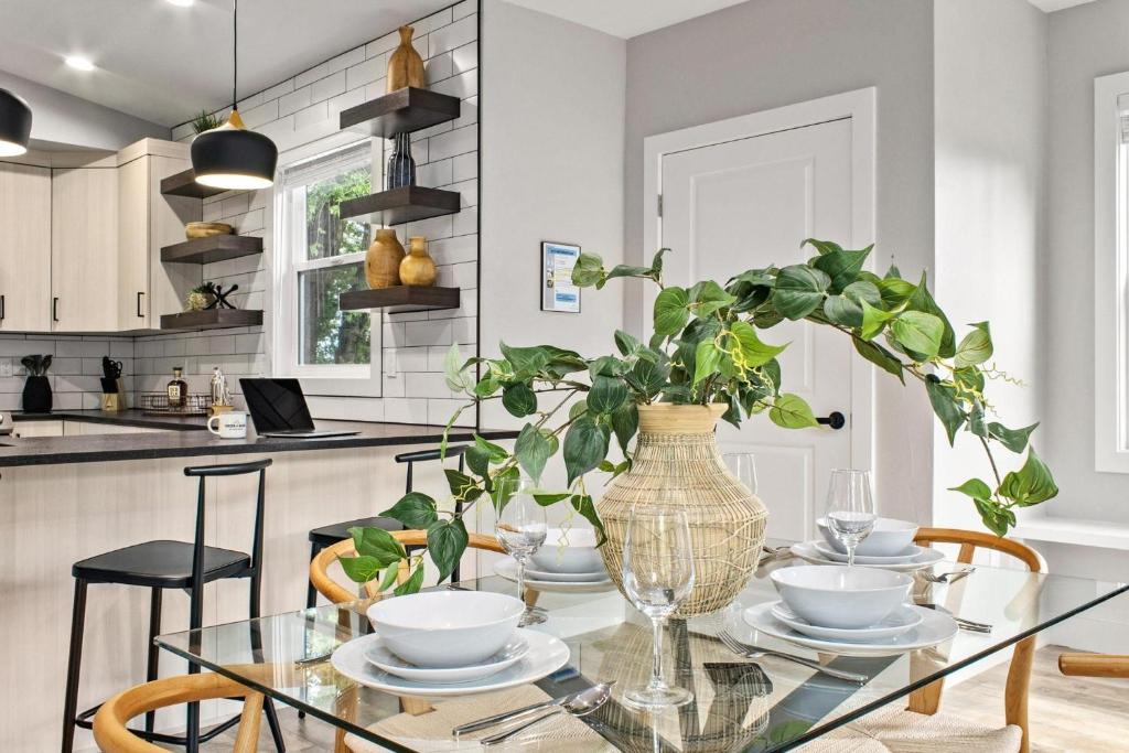 Old Town Apartment | Spacious Downtown Apartment - Walk to Old Town FC!