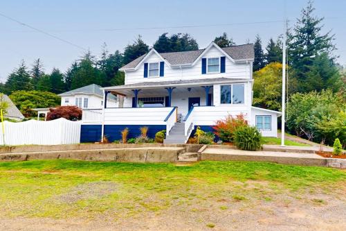 Gardiner House | Spacious home with river views hot tub covered porch deck grill & W&D