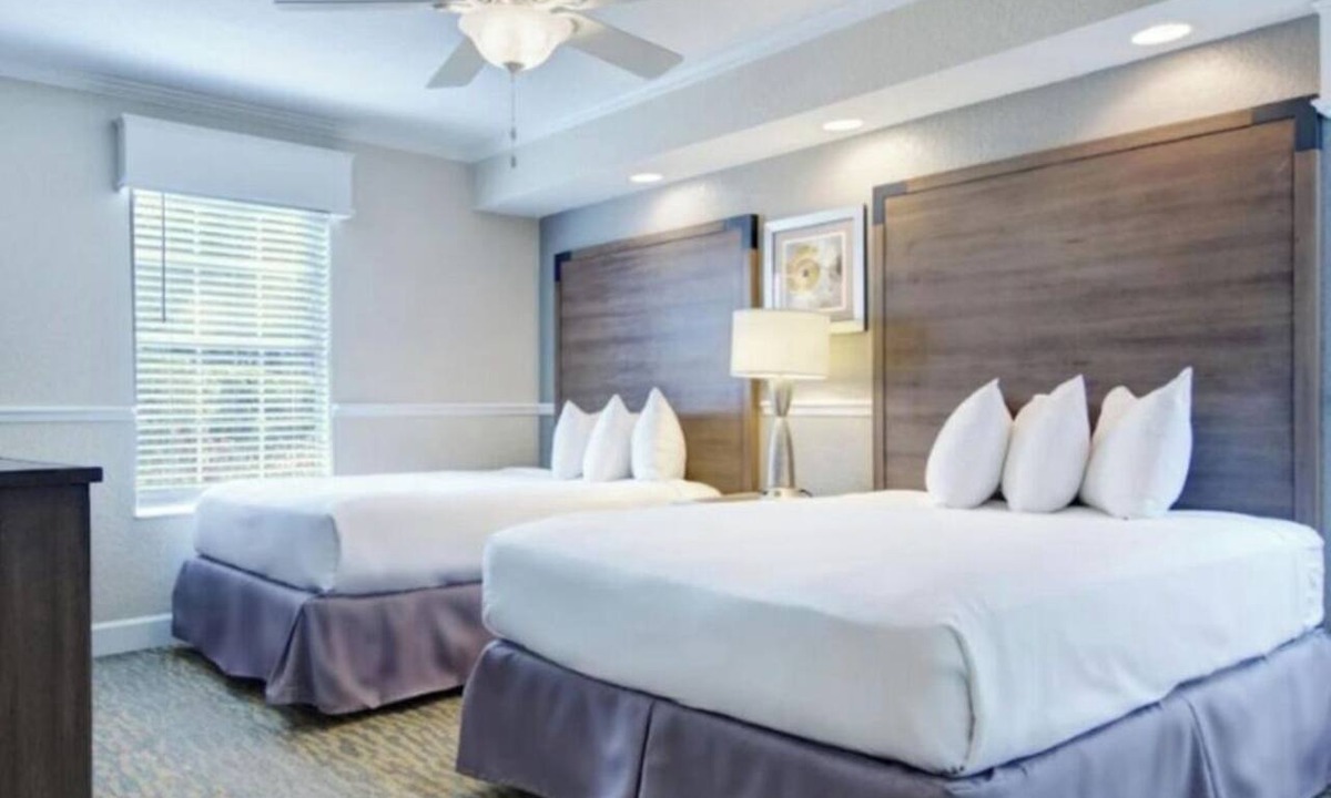 West Kissimmee Hotel | Spacious, Modern Condo Ideal for Couples & Family Getaways | Free Parking & Pool