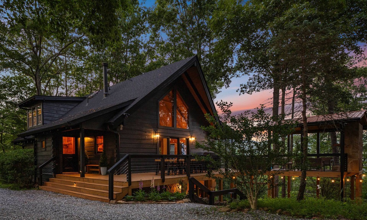 Blairsville Cabin | Spacious Mountain Cabin, Sleeps 2 , Game Room, HOT TUB, Views