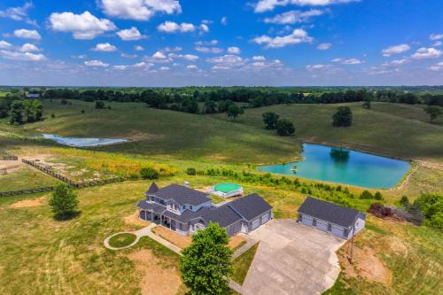 Berry House | Sprawling Kentucky Getaway w/Pool & Hot Tub!