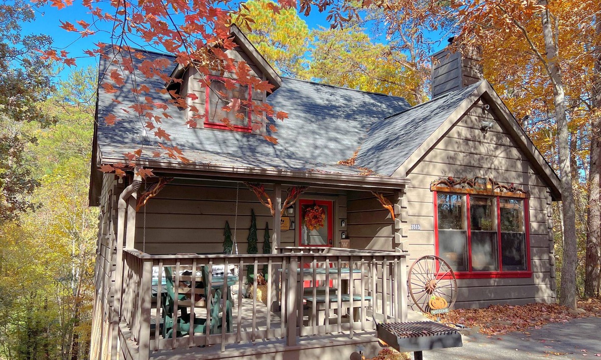 Sevierville Cabin | Spring specials 6 miles from Dollywood🎢 HotTub wooded setting 5⭐️ reviews