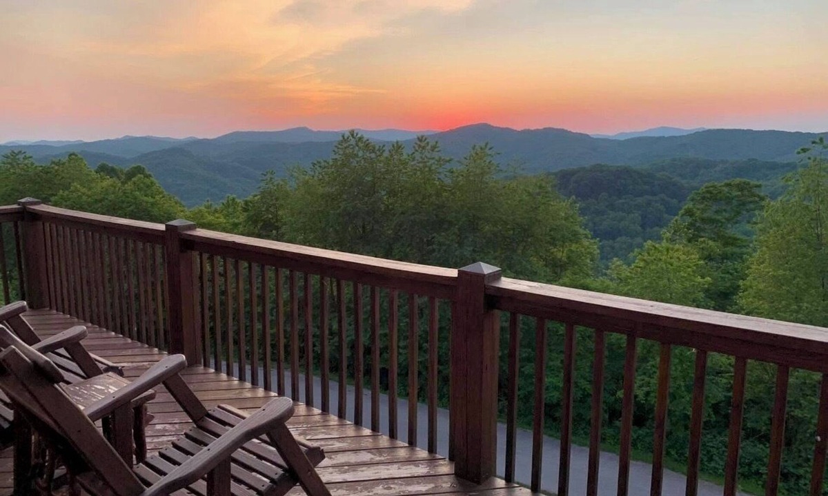 Wolf Laurel Cabin | Starlink, Hot Tub & Views + Biltmore Pass | Pet-Friendly | Near Hatley Pointe