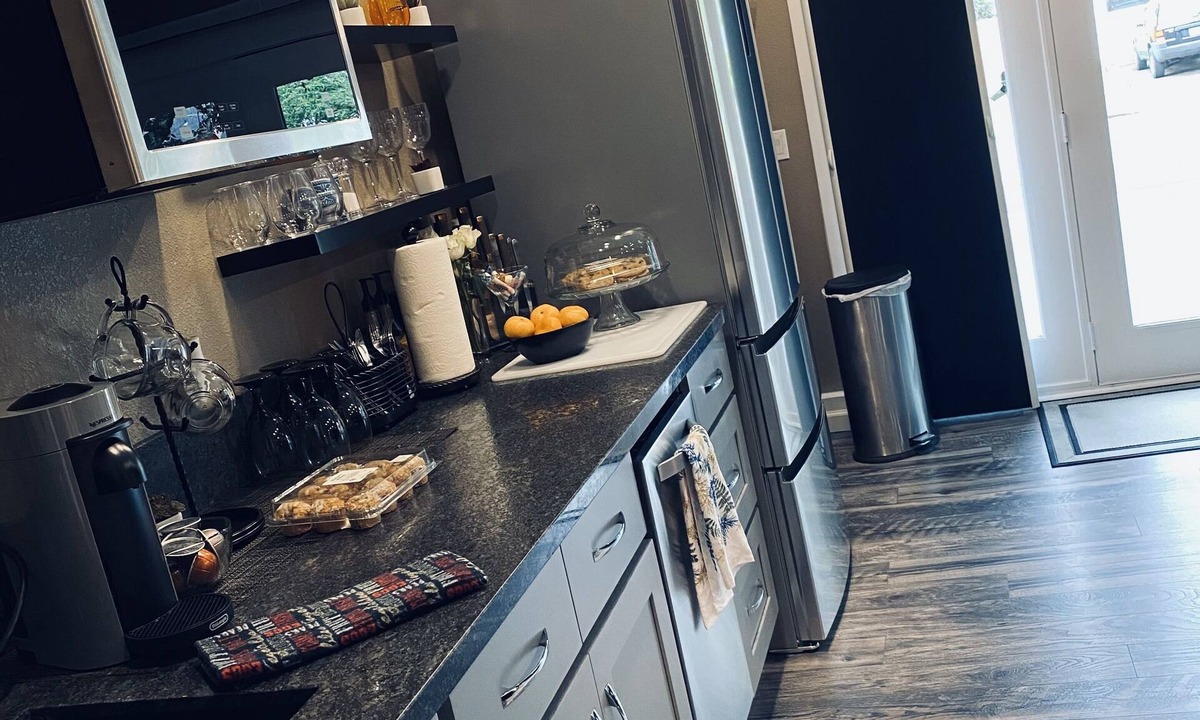 Concord Apartment | STEPS TO WILLAMETTE - Bright & Open Luxury Studio central to all Portland offers