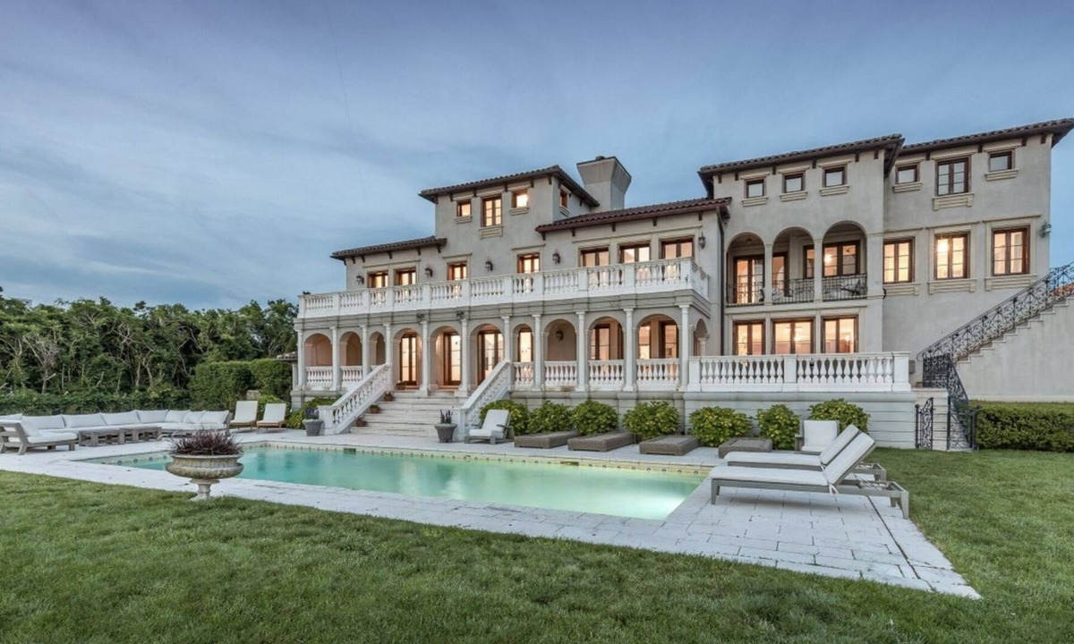 Bridgehampton House | Stunning fall sunsets, coveted location on Mecox Bay - recently furnished