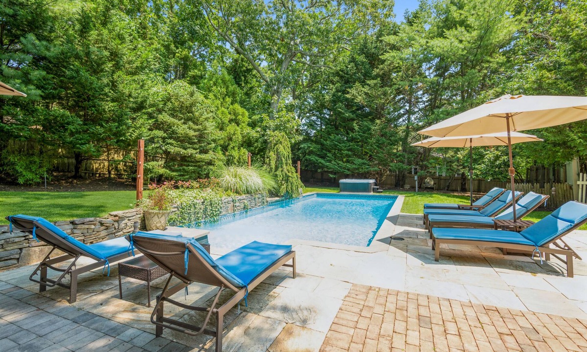 Springs House | STUNNING LUXURY HOME ~ PRIVATE POOL/HOT TUB ~ PERFECT HAMPTONS GETAWAY ~ MBH