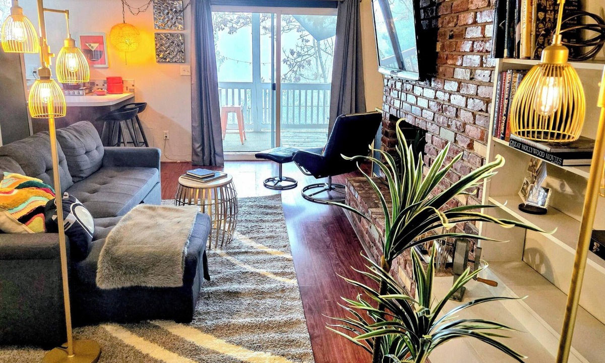 Roseburg House | Stunning Views~ Beulaire, a MCM Hillside Retreat Suite. Beautiful Views~