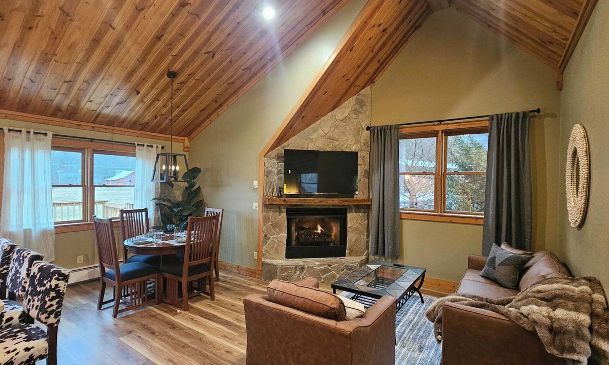 Snowshoe Apartment | Stylish Private Studio Near Snowshoe - Steps to Shuttle at the Inn.