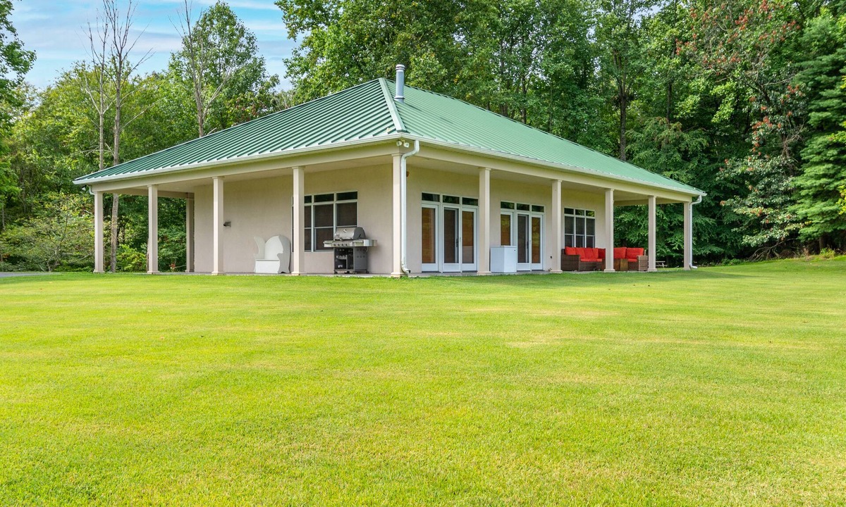Urbana House | Sugarloaf Mountain Retreat- Explore a 300 Acre Estate, Hiking, Golfing, Biking