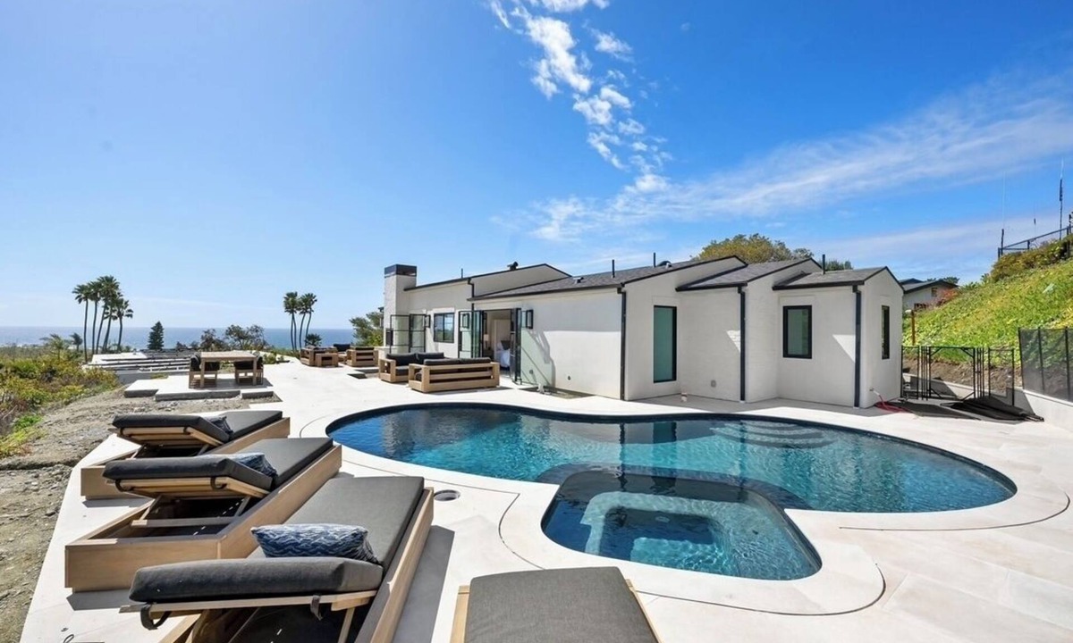 Western Malibu House | SUMMER RENTAL THROUGH 7/5! New Remodel. 5BR/5BA Malibu house with beach access