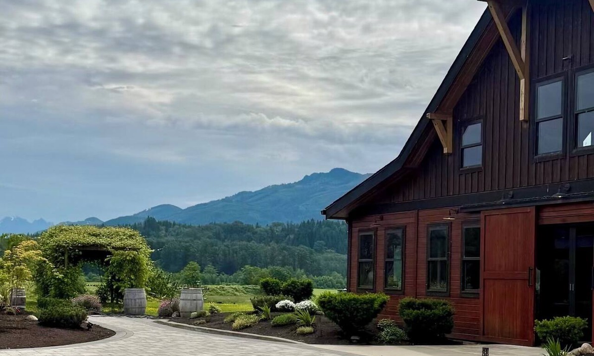 Monroe House | Superb 6-bedroom Estate in Monroe perfect for family getaways