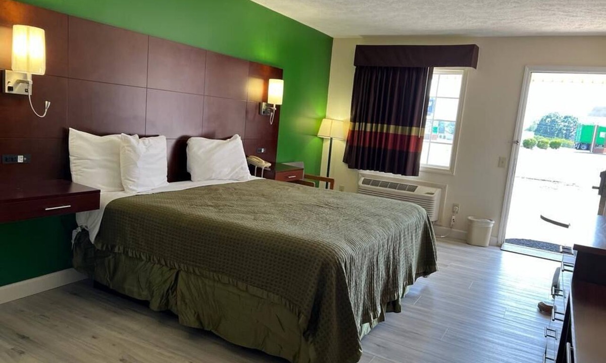 Dobson Hotel | Surry Inn - Dobson - I-77 - Exit 93