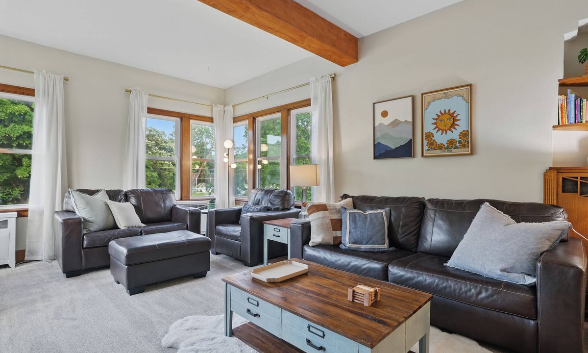 St. Anthony Park House | The St. Paul Castle ~ Heated Pool ~ Hot Tub ~ Sauna ~ Arcade ~ Bar ~ 8BR