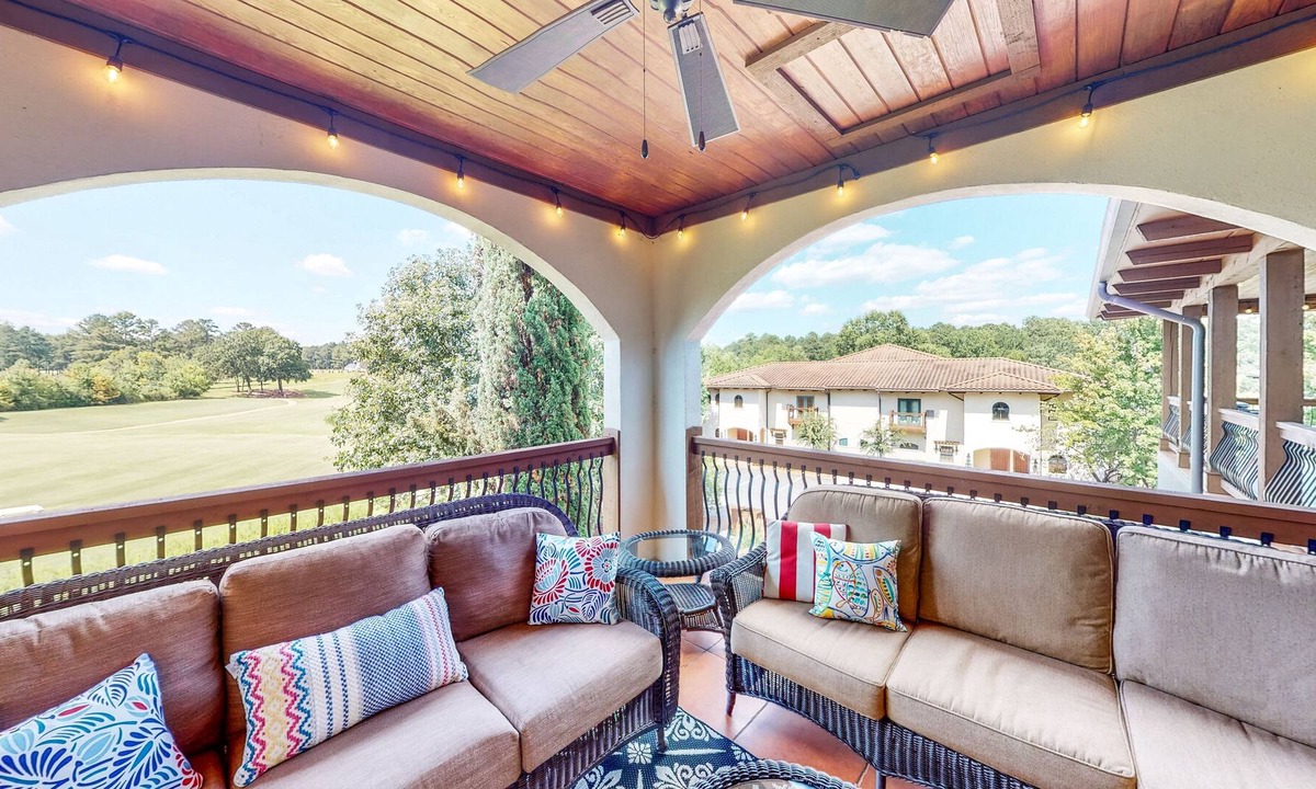 Eatonton Condo | Top-Floor Studio with Golf-View Balcony & Outdoor TV - Near Lake Oconee