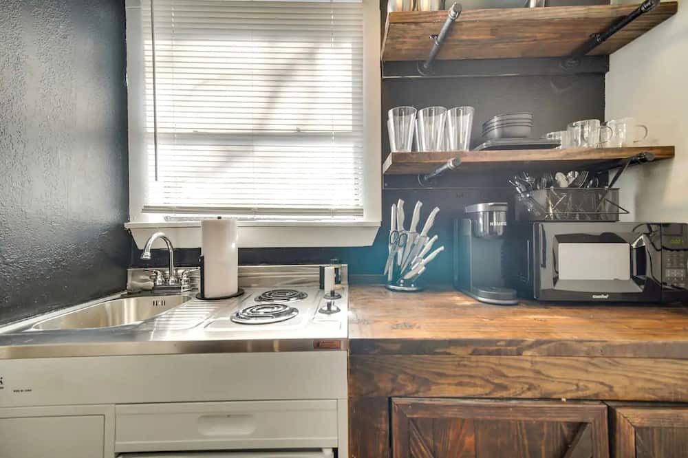 Gentry Cabin | Tranquil Ozarks Studio Retreat with Woodland Views, Near Fishing, Hiking & Gentry, AR