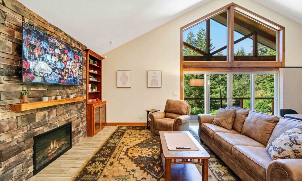 Saunders Lake House | Ultimate Guesthouse Curated Luxury with Lake+Kayak