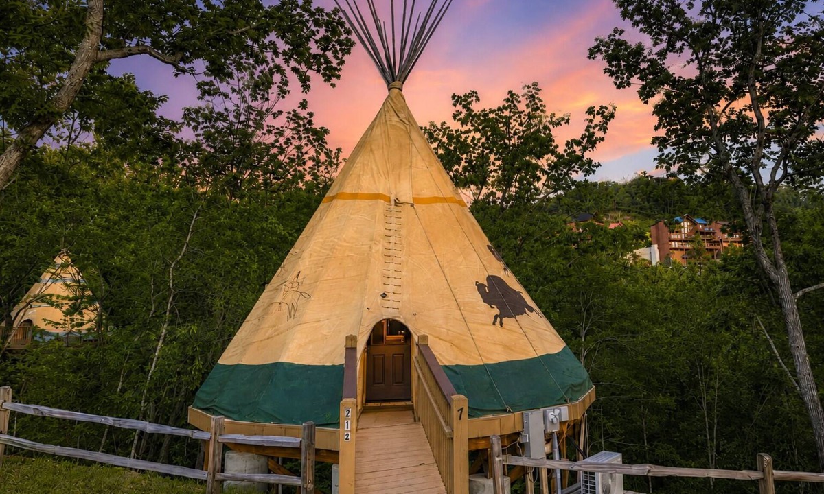Pigeon Forge Resort | Unique Glamping Tepee + Parkside Resort Fun access Sleep 4