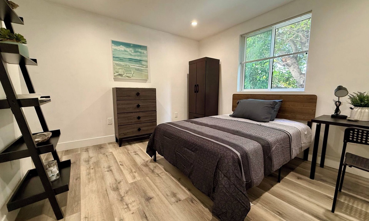 Downtown Los Angeles House | USC Private Suite & Bath/Long-Term/Utilities, Wi-Fi & Laundry Incl. 4m to campus