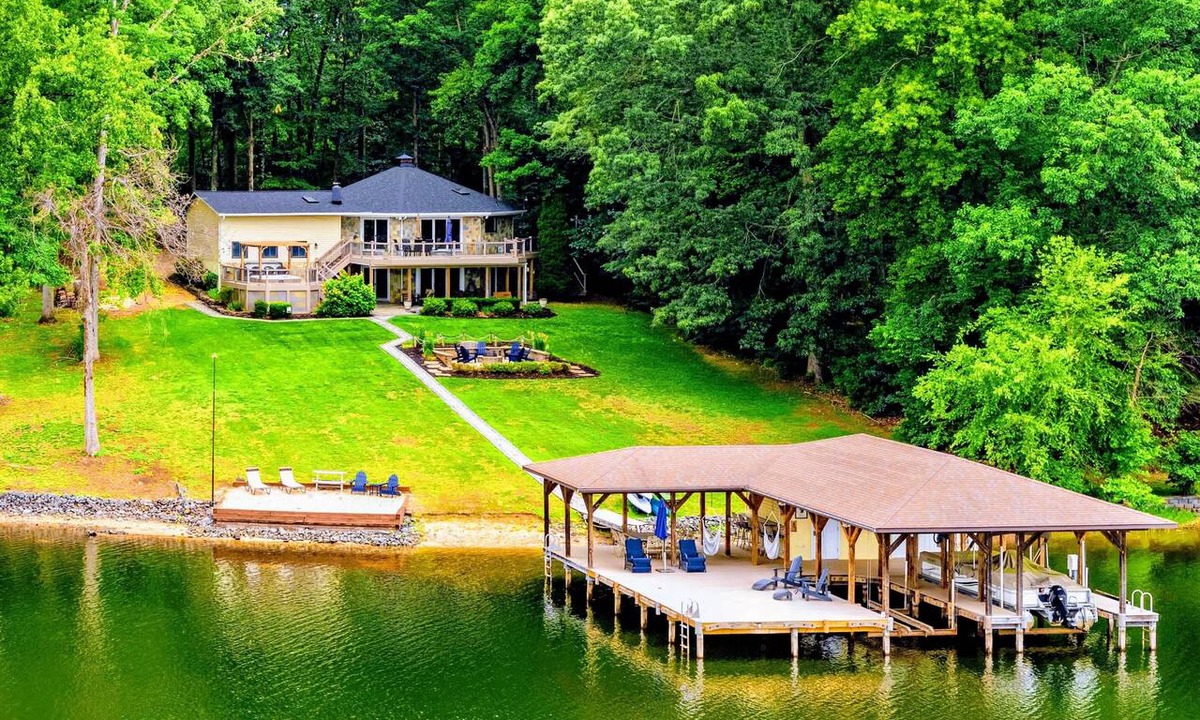Bumpass House | Wade a While: Lakefront Lake Anna, Dock, Hot Tub