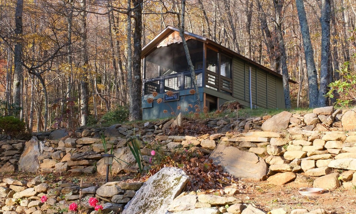 Laurel Ridge Cabin | Welcome to Black Mountain Stomping Ground's Auntie's Attik w Mtn Views/porch