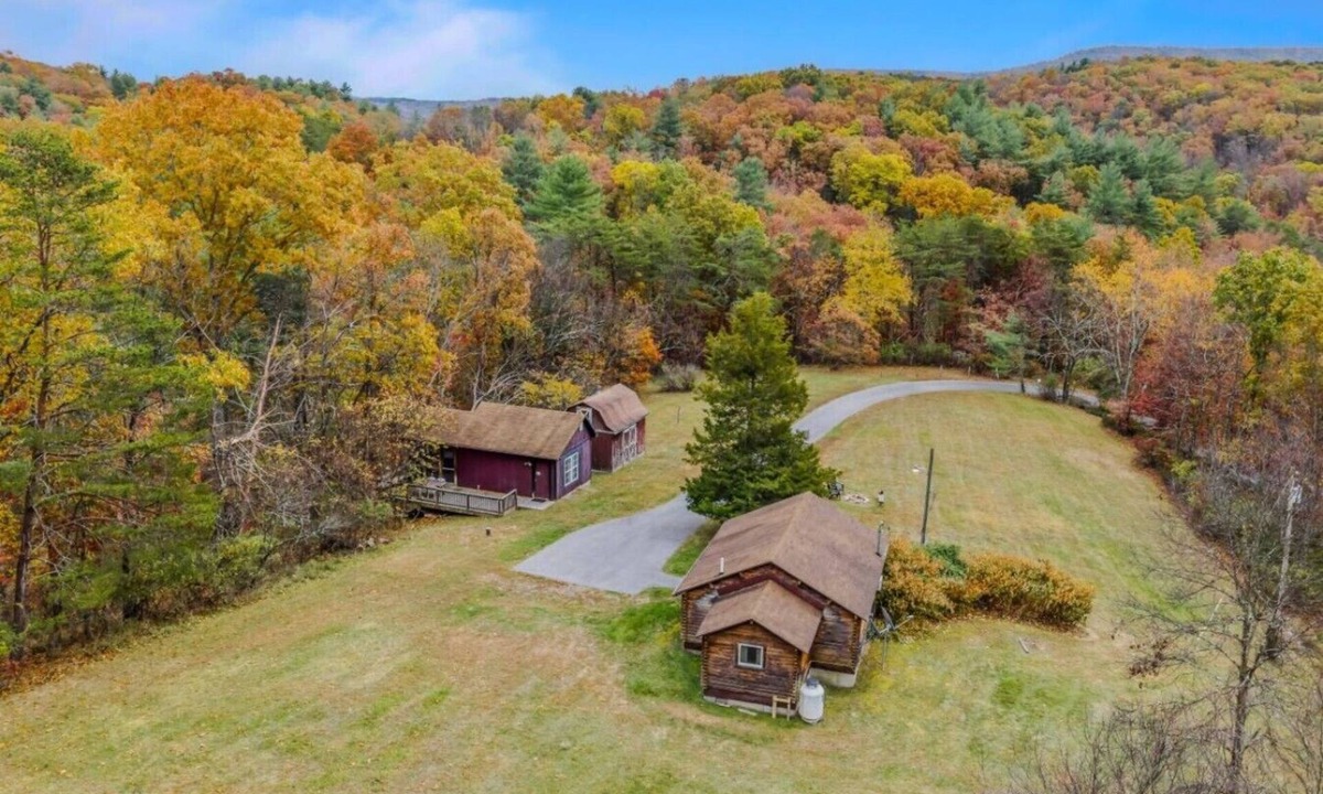Berkeley Springs House | Whispering Hills - Private Couples Retreat | Pet-Friendly | Wifi | Fire Pit
