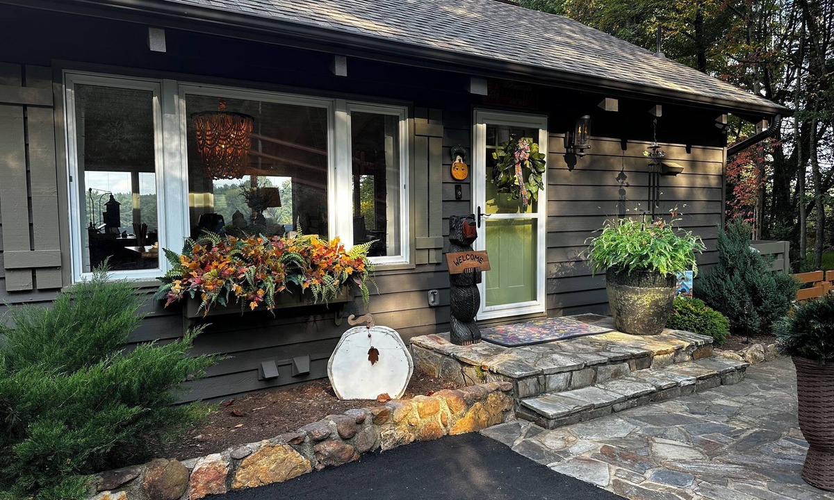 Roaring Gap Cottage | Whispering Pines Golf Views Blue Ridge Parkway