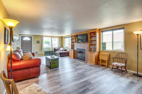 Winchester Bay House | Winchester Bay Vacation Rental Near Dunes & ATV!