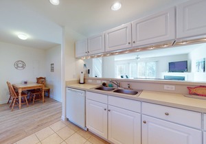 Bayberry Woods condo with fast WiFi, on-site pool, tennis & pickleball