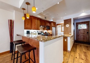 Downtown Gem overlooking the Yampa River and Howelson Hill Ski Area