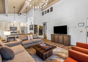 Expansive Condo! Walk to the Slopes! Winter Shuttle! Heated Pool & Hot Tub!