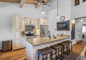 Expansive Condo! Walk to the Slopes! Winter Shuttle! Heated Pool & Hot Tub!