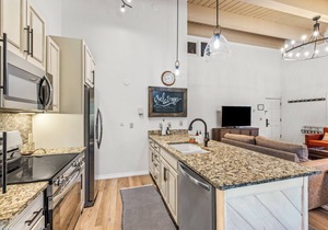 Expansive Condo! Walk to the Slopes! Winter Shuttle! Heated Pool & Hot Tub!