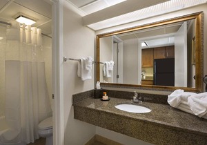 Oceanfront Suite at Coral Beach Resort - Full Access to Amenities!