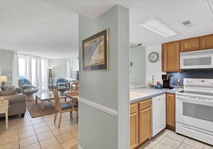 Oceanfront condo, community pool, beach access