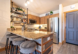 Steps away from Super Bee Lift, wifi, underground parking