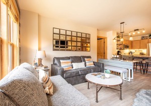 Steps away from Super Bee Lift, wifi, underground parking