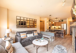 Steps away from Super Bee Lift, wifi, underground parking