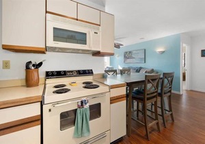 Two Bedroom Condo w/Pool and Short Walk to Beach