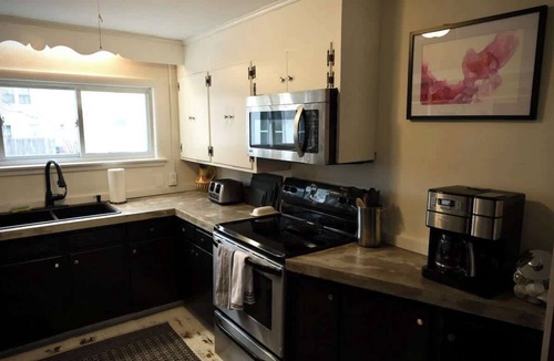 Proctorsville House | $0 Fees 7 Bdrms 9 Bthrms Minutes to Okemo Hot Tub