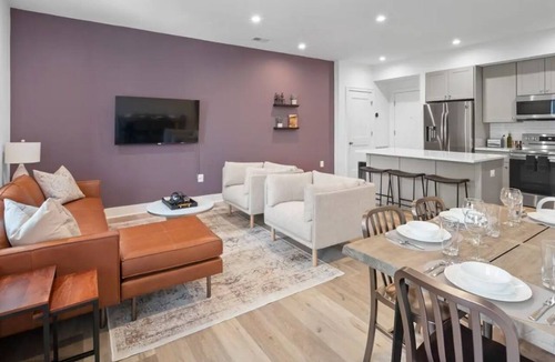 Old Town Alexandria Apartment | 1/2 Block from King Street, Elegant Old Town Oasis ~ King Bed♛ ~ Free Parking