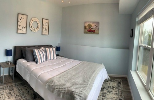 Williamstown House | 100 Acre Relaxing Retreat Near ARK- sleeps 30!