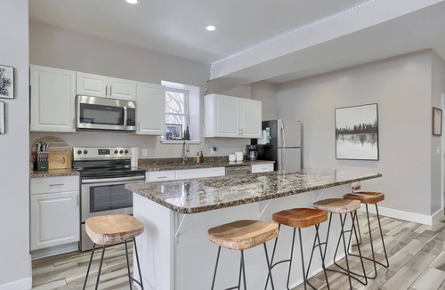 Clarion House | 15% off Spring Special - Close to Penn West - Wifi - Fenced Yard