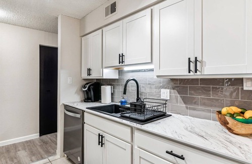 Hampden South Apartment | 2-Bedroom Apartment In Denver/Tech Center With Desk & Balcony