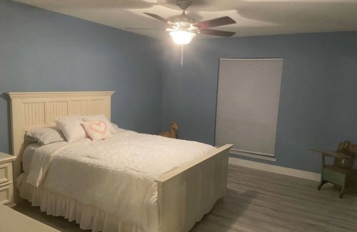 Winchester Condo | 2-bedroom Condo in Las Vegas Country Club! AC, pools, hot tubs and a gym!