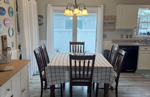 Ann Acres House | 2 Blocks to the Beach! Cozy 4BR Ranch, 7-Car Parking & Huge Patio