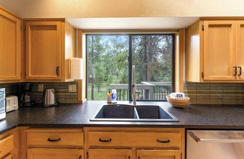 Sunriver House | 2 Quail- Elegant & Modern, 3 Min. Walk to SHARC & Passes, Hot Tub, Fireplace, Bikes